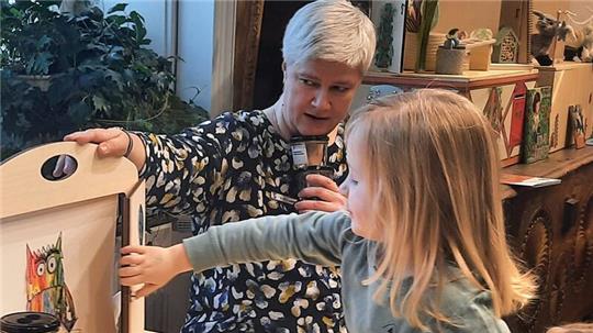 Bühne frei für die erste Plapperkisten-Geschichte: Almut vom Lehn, Leiterin der Friedrich-Huth-Bücherei, erweckt das Buch „Farbenmonster“ vor Harsefelder Kita-Kindern zum Leben.