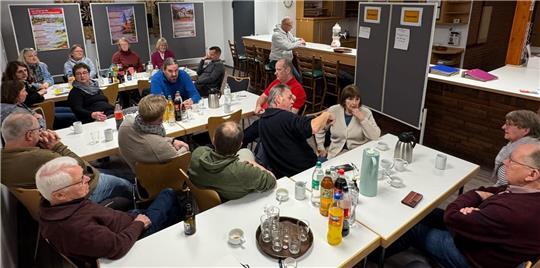 Bürger treffen sich mit Politikern zum direkten Austausch in Apensens Schützenhalle.