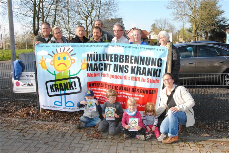 Bürger und Mitglieder der Bürgerinitiative für eine verträgliche Industrie hängt in Bützfleth Banner auf, mit denen sie Mitbürger zum Kampf gegen die Müllverbrennungsanlage aufruft. Foto: Stief