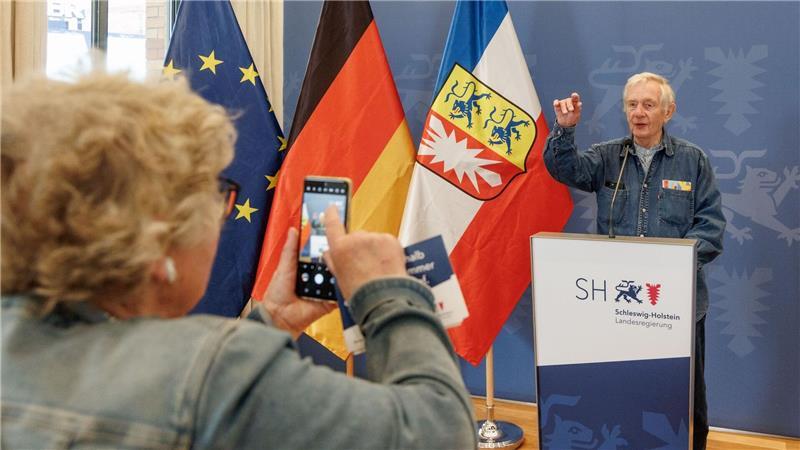 Landtag in Kiel öffnet seine Türen für Besucher Bürger wie Günther Kops können beim Tag der offenen Tür auch in die Rolle von Politikern schlüpfen.