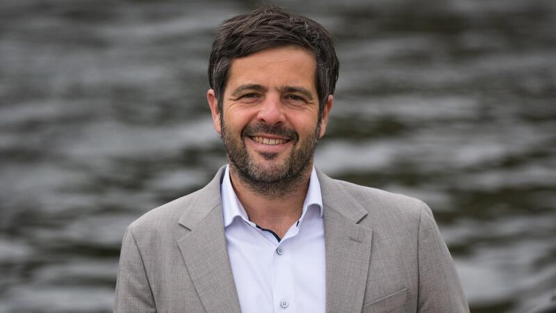 Daniel Schneider erklärt die Politik beim Bürgerdialog in Otterndorf Bürgerdialog mit dem SPD-Bundestagsabgeordneten Daniel Schneider.