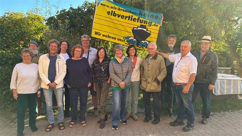 Bürgerinitiative: Bei einem Treffen auf dem Obsthof Blohm zogen Mitglieder des Regionalen Bündnisses gegen Elbvertiefung - 20 Jahre nach der Gründung - eine Bilanz.