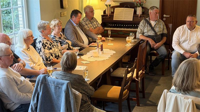 Launiger Auftritt: Maren Kleinschmidt will Harsefelds Rathaus-Chefin werden Bürgerinnen und Bürger, darunter auch Harsefelds ehemaliger Samtgemeindebürgermeister Rainer Schlichtmann (4. von rechts), beim Kneipengespräch vom TAGEBLATT.
