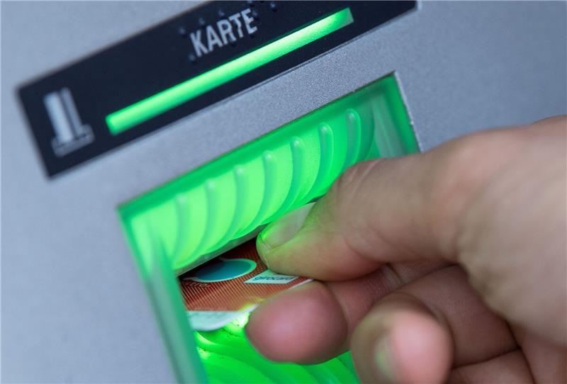 Bürgerinnen und Bürger sollten sich vorsorglich ausreichend mit Bargeld versorgen. Foto: dpa