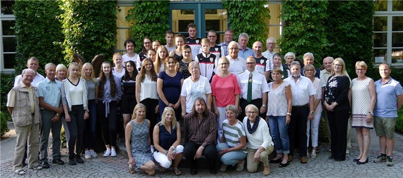 Bürgermeister Bernd Reimers (Vorne in der Mitte) ehrte 31 Bürgerinnen und Bürger für ihr ehrenamtliches Engagement. Foto Umland