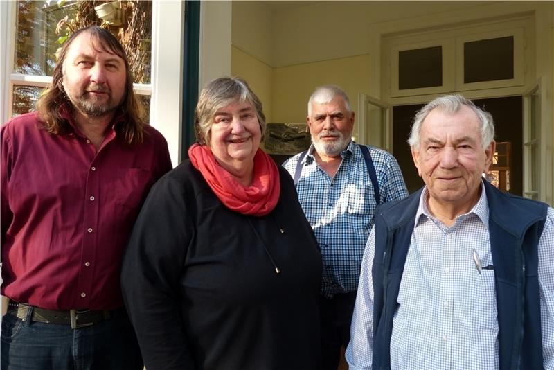 Bürgermeister Bernd Reimers (links) mit dem neuen Vorstand des Seniorenbeirats Himmelpforten: Milly Niethen, Peter Stegmann und Horst Bender. Foto: Eidtmann