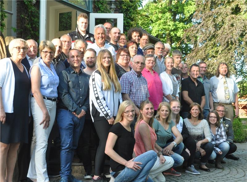 Bürgermeister Bernd Reimers (rechts) ehrte im Namen der Gemeinde Himmelpforten erfolgreiche Sportler und engagierte Ehrenamtliche in der Villa von Issendorff. Foto Wahba