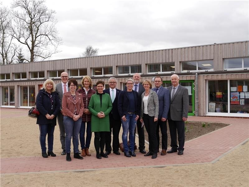 Bürgermeister Bernd Tietje (rechts) und Gemeindedirektor Edgar Goedecke (Vierter von rechts) ) freuten sich, die fertiggestellte Kindertagesstätte zu präsentieren. Fotos Umland