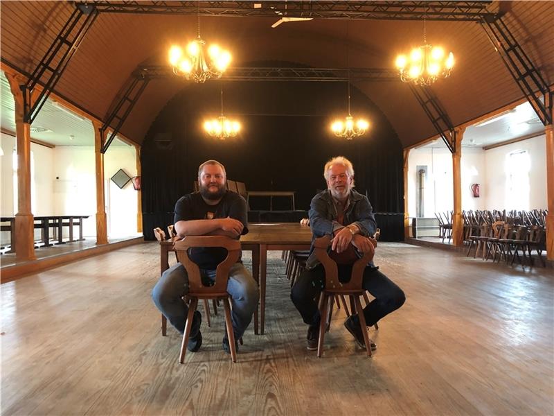 Bürgermeister Bernhard Witt (rechts) freut sich für die Gemeinde über den neuen Pächter des Großenwördener Hofs: Hendrik Gerjets aus Gräpel ist in Großenwörden angekommen. Foto: Klempow