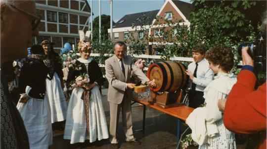 Bürgermeister Cord Michelsen beim Fassbieranstich auf dem zweiten Blütenfest 1983.
