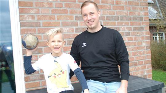Bürgermeister, Familienvater und Handballer: Hendrik Klindworth mit seinem sechsjährigen Sohn Henry, der ebenfalls beim SV Beckdorf Handball spielt.