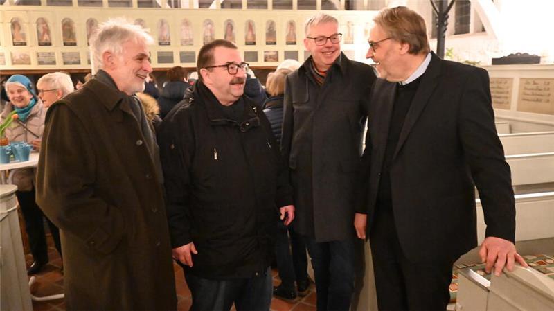 Samtgemeinde Lühe: Bürgermeister Timo Gerke tritt wieder an Bürgermeister Gerd Grunwald, Joachim Streckwaldt, Marco Hartlef und Pastor Olaf Prigge im Gespräch (von links).
