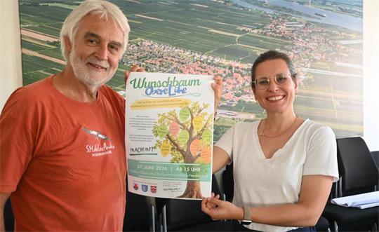 Bürgermeister Gerd Grunwald und Regionalmanagerin Anne Rosenfeld werben für die Dorfregion Obere Lühe.