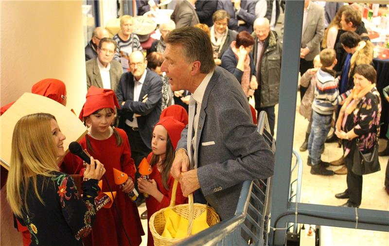 Bürgermeister Hans-Jürgen Detje bedankt sich bei Sängerin Nadine Sieben und ihren Zwergen, die den Besuchern des Neujahrsempfangs im Rathaus eine Kostprobe ihres Könnens gaben. Fotos Richter
