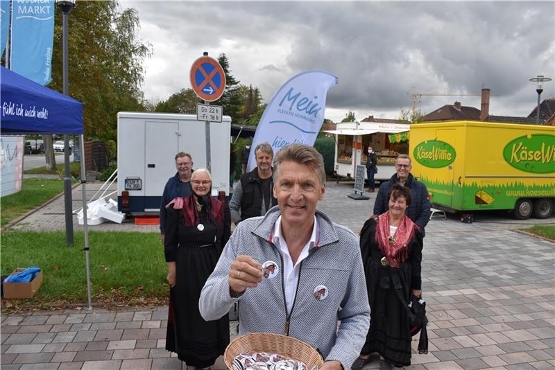 Bürgermeister Hans-Jürgen Detje verkaufte mit Mitstreitern den Herbstmarkt-Button beim Wochenmarkt. Foto: Vasel