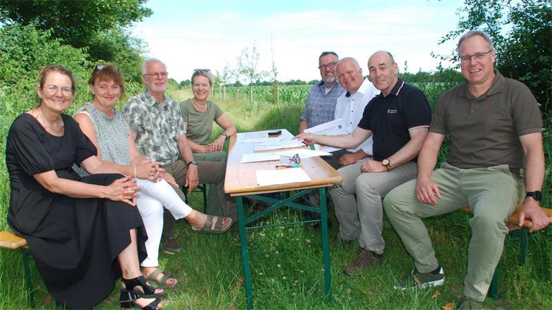 Bürgermeister, Jäger und Naturschützer an einem Tisch (von links): Ute Kück, Sandra Lemmermann, Axel Schuldt, Julia Seefried, Christian Falk, Jens Hariefeld, Dr. Uwe Andreas und Matthias Hartlef.