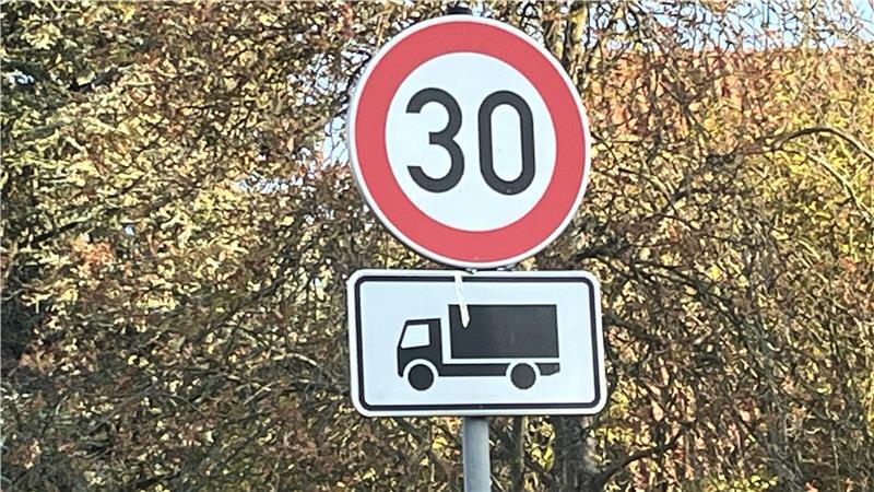 Bürgermeister Joachim Streckwaldt wünscht sich das Zusatzschild „Lärmschutz“.