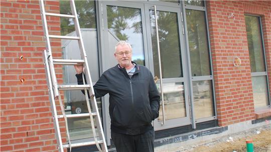 Bürgermeister Jörg Müller ist regelmäßig auf der Baustelle vom Deinster Dorfgemeinschaftshaus.