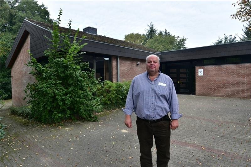 Bürgermeister Johann Höft im Reither Dorfgemeinschaftshaus: Ein großes Objekt, das horrende Kosten verschlingt. Foto: Beneke