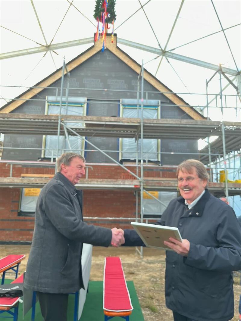 Hausbau unter Zeltdach: Spektakuläres Viebrockhaus in Oldendorf Bürgermeister Johann Schlichtmann freut sich über den sozialen Wohnungsbau in Oldendorf. Seniorchef Andreas Viebrock dankt der Gemeinde Oldendorf für Pragmatismus.