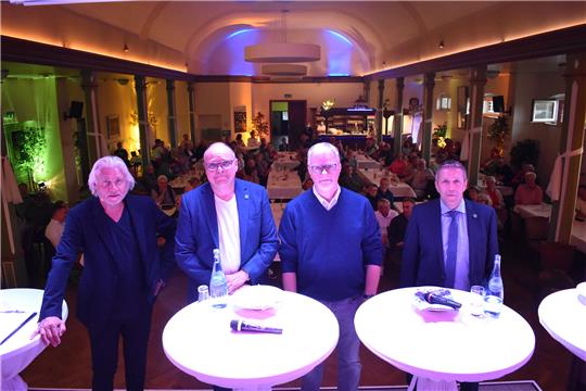 Bürgermeister-Kandidaten in der Samtgemeinde Lühe: TAGEBLATT-Chefredakteur Wolfgang Stephan moderierte den Talk zur Wahl mit Michael Gosch, Jan Dohrmann und Timo Gerke in der Schönen Fernsicht (von links). Foto: Vasel