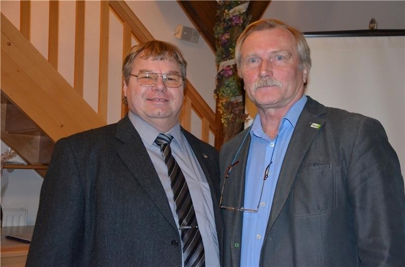 Bürgermeister Klaus-Peter Saß bedankt sich beim Festredner Heiner Baumgarten (rechts) für den Vortrag. Foto: von Allwörden