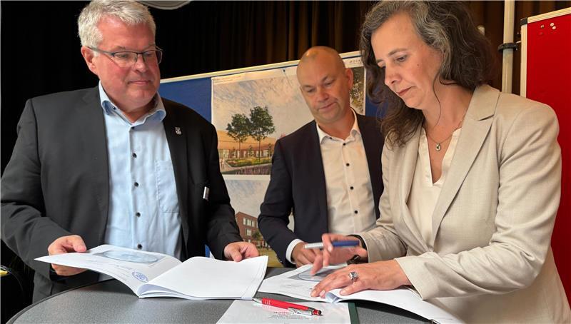 Bürgermeister Matthias Riel, Goldbeck-Nord-Geschäftsführer Mario Kling und Niederlassungsleiterin Anjani Willing unterzeichnen die Verträge für das Jorker Grundschulprojekt.