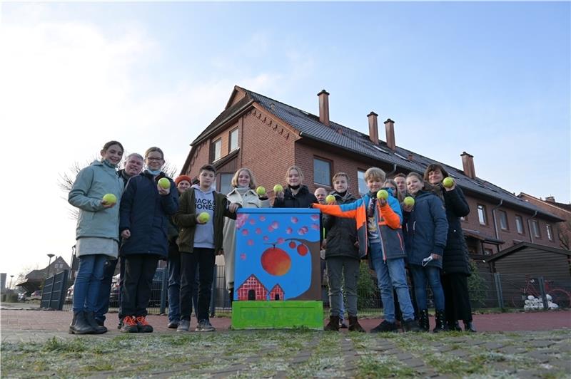Bürgermeister Matthias Riel (Zweiter von links) dankte den kreativen Künstlern des Schulzentrums Jork , vier Stromkästen sind bereits mit Altländer Motiven verschönert worden. Foto: Vasel