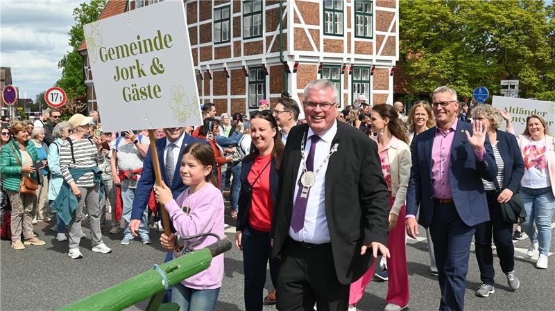 Bürgermeister Matthias Riel beim Corso auf dem Altländer Blütenfest. Rechts sein Kollege Knut Willenbockel, Bürgermeister der Samtgemeinde Horneburg.