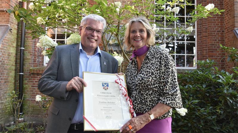 Bürgermeister Matthias Riel ehrt Undine Rehder für ihr ehrenamtliches Engagement.
