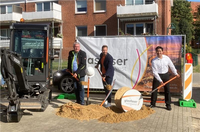 Bürgermeister Matthias Riel greift gemeinsam mit Florian Nierke (Glasfaser Nordwest) und Edo Bühring, Projektmanager des Ausbaupartners „Thoman & Fuchs“, zum Spaten (von links). Foto: Gemeinde Jork