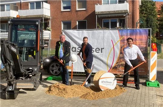 Bürgermeister Matthias Riel greift gemeinsam mit Florian Nierke (Glasfaser Nordwest) und Edo Bühring, Projektmanager des Ausbaupartners „Thoman & Fuchs“, zum Spaten (von links). Foto: Gemeinde Jork