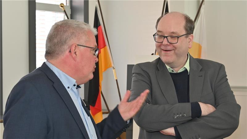 Deicherhöhung im Alten Land: Und wieder ein Jahr verloren Bürgermeister Matthias Riel im Gespräch mit Umweltminister Christian Meyer. Die Altländer wollen den Stauraum in die Borsteler Binnenelbe durch Ausbaggern erhöhen und den Klei für den Deichbau nutzen (von links).