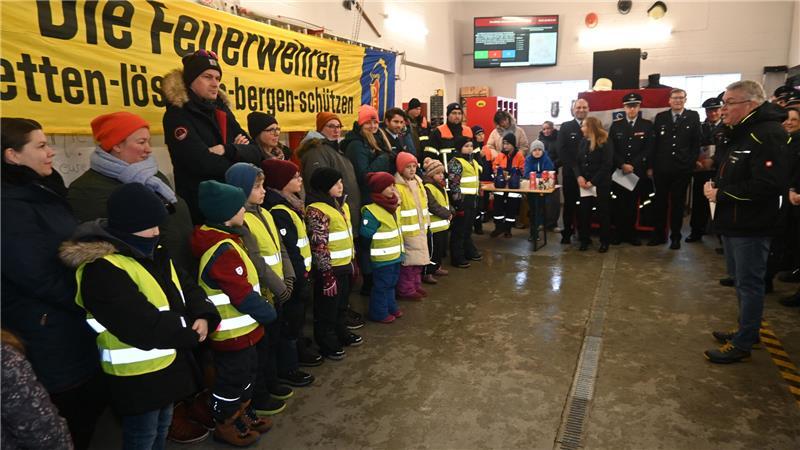 Bürgermeister Matthias Riel lobt das Engagement der Ehrenamtlichen bei der Gründung der Kinderfeuerwehr Este in Hove.