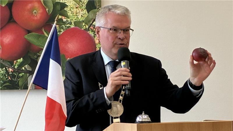 Bürgermeister Matthias Riel mit dem Freundschaftsapfel.