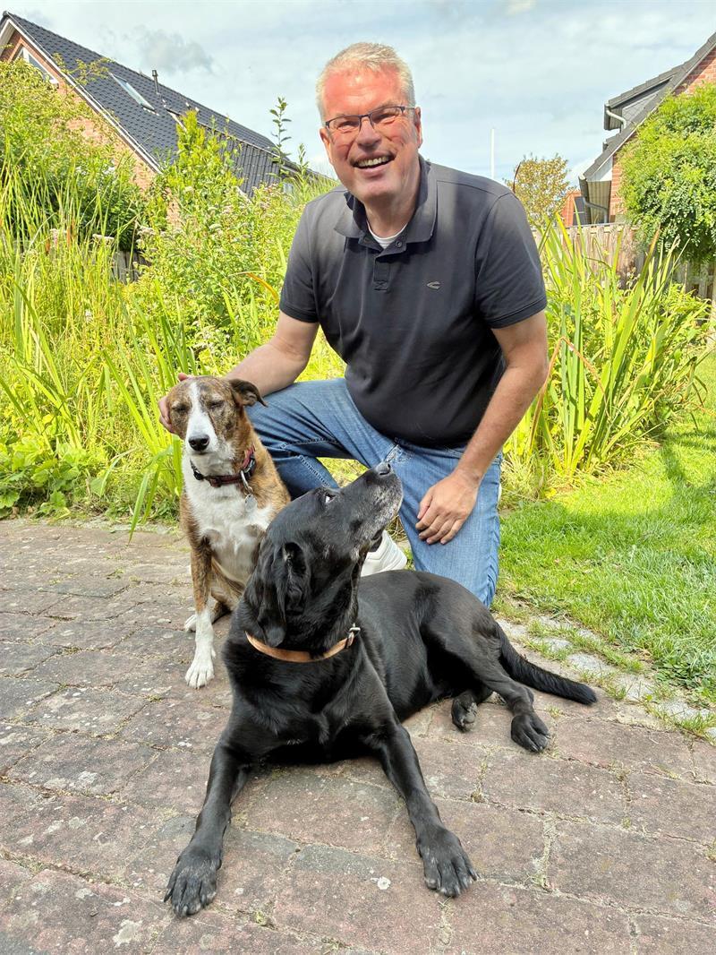 Er schätzt Iron Maiden und das Grundgesetz: Matthias Riel tritt wieder an Bürgermeister Matthias Riel mit seinen Hunden Klara und Caty.
