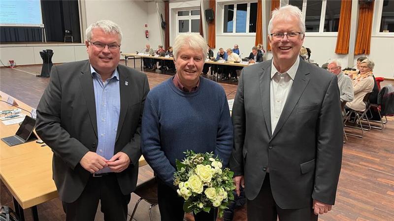 Bürgermeister Matthias Riel (parteilos, von links) und seine beiden ehrenamtlichen Stellvertreter: Alfred Behnke (BVJ) und Michael Eble (CDU), Behnke ist der Nachfolger von Partho Banerjea vom Bürgerverein Jork (BVJ).