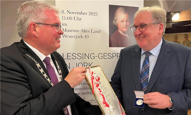 Bürgermeister Matthias Riel übergibt den Bürgerpreis 2025 der Gemeinde Jork an den Bundesvorsitzenden der Fachgruppe Obstbau, Jens Stechmann (von links).