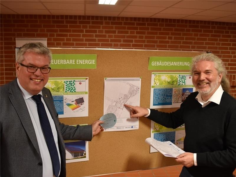 Bürgermeister Matthias Riel und Matthias Wangelin von der Klima- und Energieeffizienz agentur beim Workshop in Jork (von links). Foto: Vasel