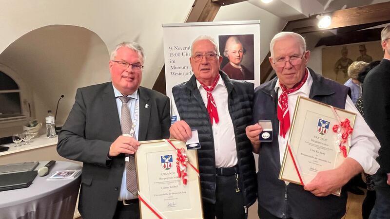 Jork ehrt Shantymen Uwe Richters und Günter Gröbel mit dem Bürgerpreis Bürgermeister Matthias Riel zeichnete Uwe Richters und Günter Gröbel vom Altländer Shantychor mit dem Bürgerpreis der Gemeinde Jork aus (von links).