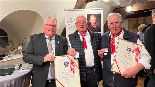 Bürgermeister Matthias Riel zeichnete Uwe Richters und Günter Gröbel vom Altländer Shantychor mit dem Bürgerpreis der Gemeinde Jork aus (von links).