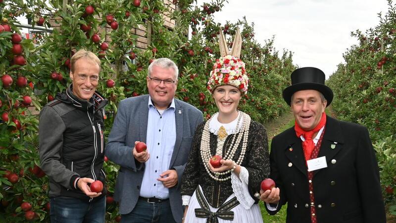 Beginn der Apfelsaison: Freude über Qualität und Enttäuschung über Politik Bürgermeister Mike Eckhoff (Drochtersen), Matthias Riel (Jork) und Timo Gerke (Lühe; von links) sonnen sich im Glanz der Altländer Blütenkönigin Linn Schuback.