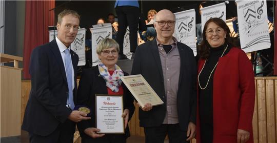 Bürgermeister Mike Eckhoff und Sybille Schütt von „Drochtersen verbindet“ überreichten die Ehrenurkunden an Karin Behrmann und Andreas Cohrs.