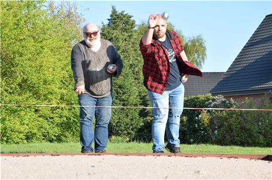Bürgermeister Nikolai Müller (rechts) und Rüdiger Fabian, Vorsitzender im Sozialausschuss haben die Boulebahn ausprobiert. Foto: Battmer