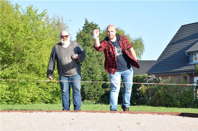 Boulebahn in Grünendeich wird eingeweiht Bürgermeister Nikolai Müller und Rüdiger Fabian, Vorsitzender im Sozialausschuss haben schon Mal ein paar Kugeln geworfen. Foto: Battmer