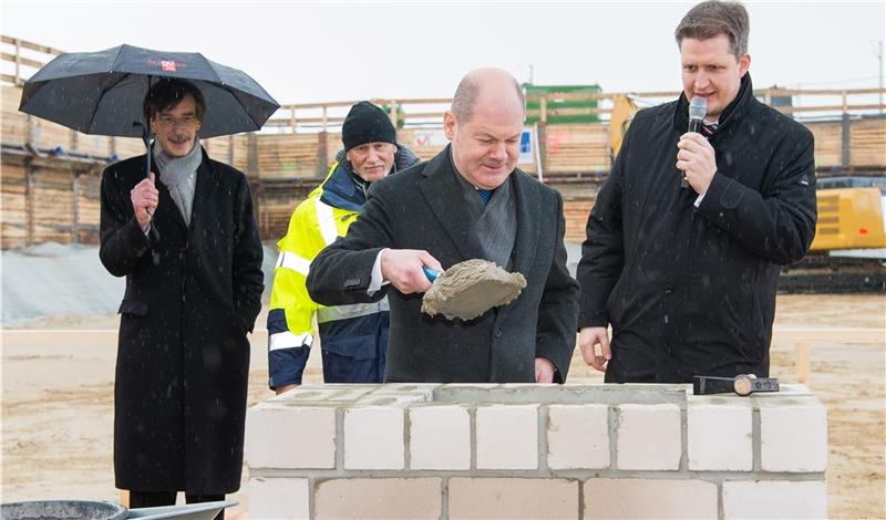 Bürgermeister Olaf Scholz (SPD, Mitte) mauert den Grundstein für das neue Wohnquartier Mitte Altona ein. Baudirektor Jörn Walter (links), Bauleiter Axel Hesselbarth und Carsten Sellschopf (rechts) von der Firma Formart GmbH & Co. KG schauen