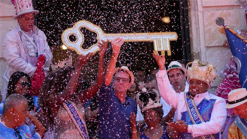 Bürgermeister Paes übergibt die Macht über die Stadt an König Momo.