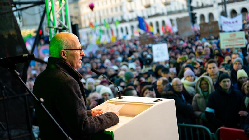 Bürgermeister Peter Tschentscher (SPD) spricht auf der Bühne.