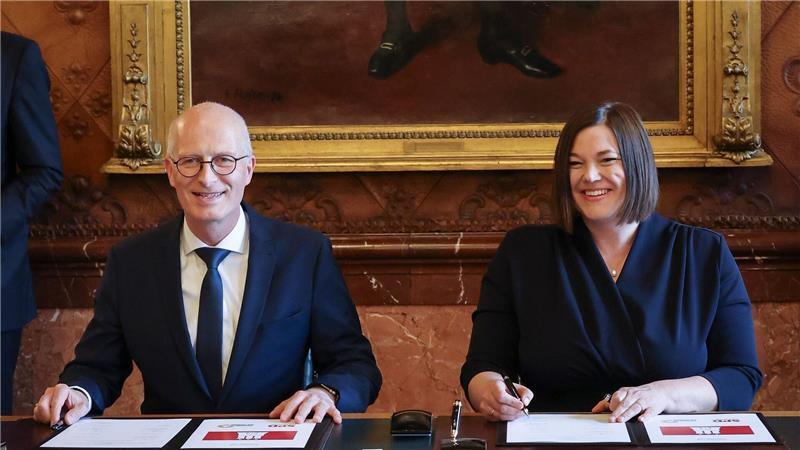 Hamburgische Bürgerschaft wählt neuen Bürgermeister Bürgermeister Peter Tschentscher (SPD) will auch in den kommenden fünf Jahren auf dem Chefsessel im Hamburger Rathaus sitzen (Archivbild).