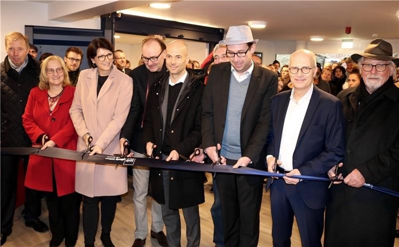 Bürgermeister Peter Tschentscher (Zweiter von rechts) und Joachim Gemmel (Mitte, Asklepios) mit weiteren Unterstützern bei der feierlichen Eröffnung des Wohnheims der Stiftung .